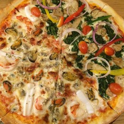 Erbe Aromatic  & Frutti di Mare Pizza 