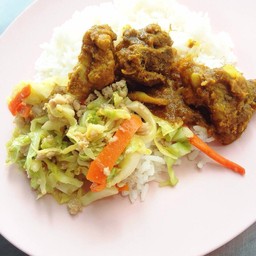 ข้าวราดแกงซี่โครงหมูกับผัดผัก