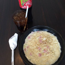 สปาร์เก็ตตี้คาโบนาร่าท่านคู่กับน้ำอัดลมเย็นๆ อร่อยจริงๆเลย