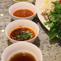 (จากหน้า) น้ำจิ้มชาบู, น้ำจิ้มแจ่วสไตล์ฮ่องกง, น้ำจิ้มสุกี้ และน้ำจิ้มซีฟู้ด