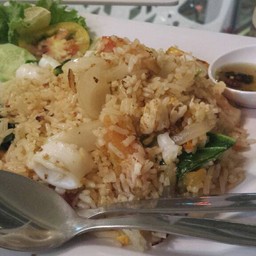 ข้าวผัดไข่ปลาหมึก