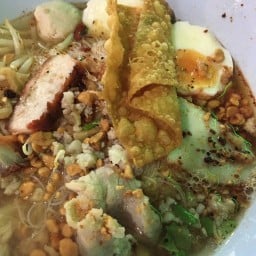 บะหมี่เกี๊ยว ข้างเมเจอร์รัชโย