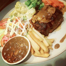 สเต็กเนื้อซอสเห็ด ครับผม ที่กิตติ์ลดา