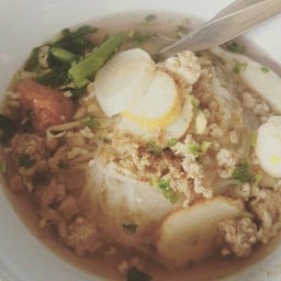 ก๋วยเตี๋ยวในสถานีรถรุ่งเรืองพัทยา