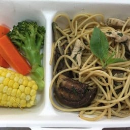 สปาเกตตี้ขี้มาไก่มะเขือเปราะ+ผักต้ม