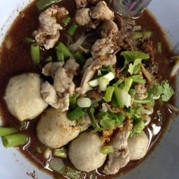 เส้นเล็กน้ำตกลูกชิ้นหมู