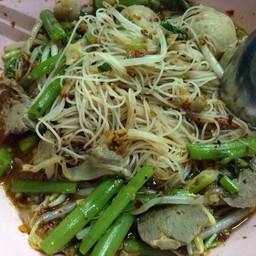 เส้นหมี่น้ำลูกชิ้นหมู