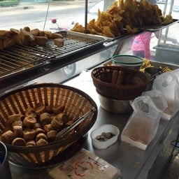 ของทอดใหม่ๆขายดีทั้งวัน