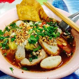 ก๋วยเตี๋ยวลุงป้า เยื้องตึกชิโนไท