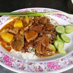 ข้าวราดสองหน้าเลย เขาไม่ได้ให้ข้าวน้อยนะ ขอเขาให้น้อยเอง