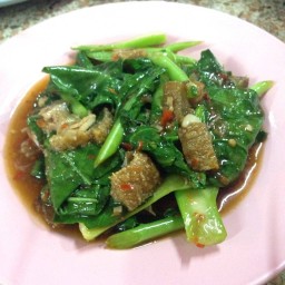 คะน้าหมูกรอบ