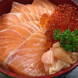 ข้าวหน้าแซลมอลและไข่แซลมอล