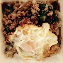 กะเพรา หมูสับ + ไข่ดาว ราด เส้นใหญ่