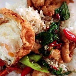 กะเพรา ไก่ชุปแป่งทอด + ไข่ดาว ราดข้าว