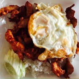ไก่ชุปแป้งทอดกระเทียม + ไข่ดาว ราดข้าว