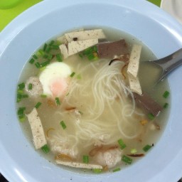 ก๋วยจั๊บญวนเพิ่มไข่ลวก. กับหมูเด้ง. 40บาท