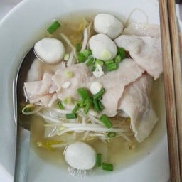 หมี่น้ำใส่หมูสดกับลูกชิ้นหมู