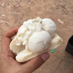 ร้านชายทุ่ง ไอศครีมกะทิสด มะพร้าวน้ำหอม