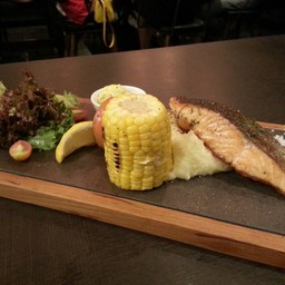 ☆☆☆☆grilled Salmon450.- มันบดนิ่มมาก ปลาสุกทั้งชิ้น นิ่มดี ไม่แห้ง