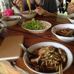 ก๋วยเตี๋ยวขาไก่