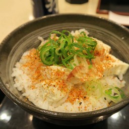 Yoshinoya ใต้ทางรถไฟระหว่างสถานีOsakaกับสถานีUmeda