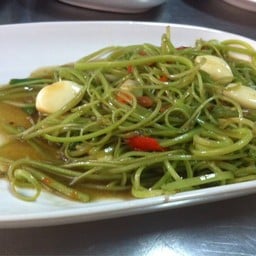 ผัดผักบุ้งกรอบ