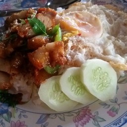 กระเพราหมูกรอบไข่ดาว