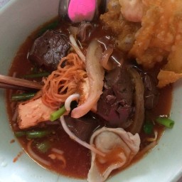 ก๋วยเตี๋ยวข้างวัดดอนตูม