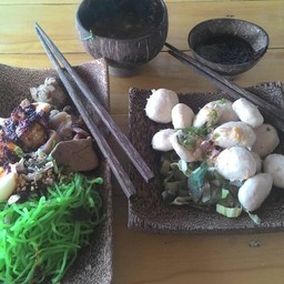 ก๋วยเตี๋ยวบกหมี่หยกไข่สวรรค์กับลูกชิ้นหมูลวกจิ้ม