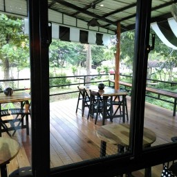 โต๊ะนั่งด้านนอก