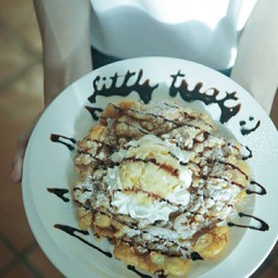 Classic Funnel Cake with Ice Cream