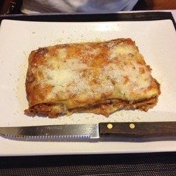 ลาซานญา ชิ้นใหญ่ 220 บาท