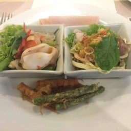 ยำไก่ทอด ยำวุ้นเส้น