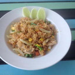 ที่ร้านมีข้าวแกงน่ากิน ตามสั่ง รสชาดดีค่ะ ราคาก็ไม่แพง กินอิ่มได้ในจานเดียว 