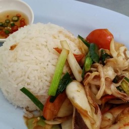 ผัดพริกทะเลราดข้าว