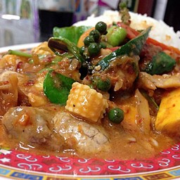 ข้าวไข่อ่อนผัดเผ็ด. (60 บาท)
