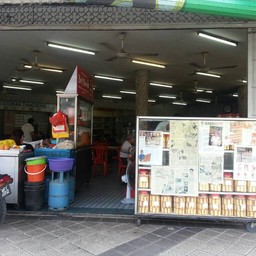 ร้านก๋วยเตี๋ยว และ ตู้ขายเค้กกรอบ