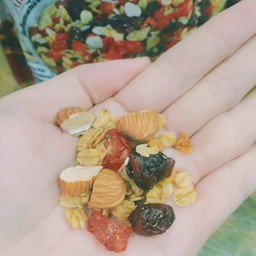 หยิบมาคำแรก  อื้อหือมีแต่อัลมอลล์ นี่ขนาดจะหมดห่อละนะ