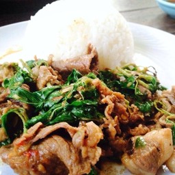 ข้าวผัดกะเพราเนื้อ 70 บาท - ดูปริมาณเนื้อสิคะคุณผู้ชม