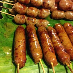 หมูปิ้งนมสด ลานจอดรถพันธุ์ทิพย์พลาซ่า