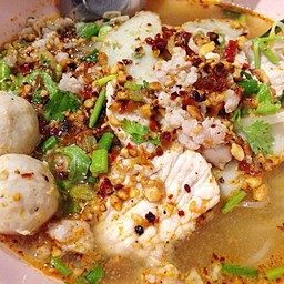 ลูกนก ก๋วยเตี๋ยวเนื้อน้ำตก, หมูต้มยำสูตรมะนาว สุขุมวิท 103/1