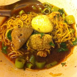 ร้านก๋วยเตี๋ยวน้ำตก ส้มตำ หลัง The Mall งามวงค์วาน