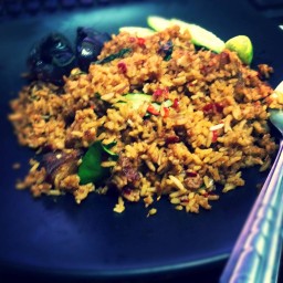 ข้าวผัดกระเพราหมูกรอบ ไข่เยี้วม้า