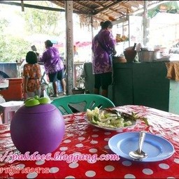 ร้านธรรมดาทั่วไป มีโตีะ 7-8 ตัว