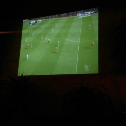 มีจอถ่ายทอดบอลรอบร้าน