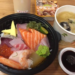 ข้าวหน้าปลาดิบรวม 250 NT