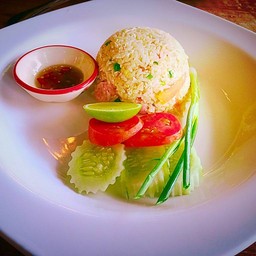 ข้าวผัดแหนมจานนี้อร่อยค่ะให้แหนมเยอะชิ้นโตพอดีคำ