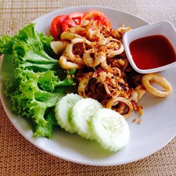 ปลาหมึกทอดกระเทียม