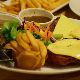 สเต็กหมูพริกไทยดำ + ไก่กรอบ (เพิ่มชีส)