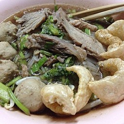 ก๋วยเตี๋ยวลูกชิ้นเนื้อ, หมู โกเด้ง โฮเด้ง อุดมสุข